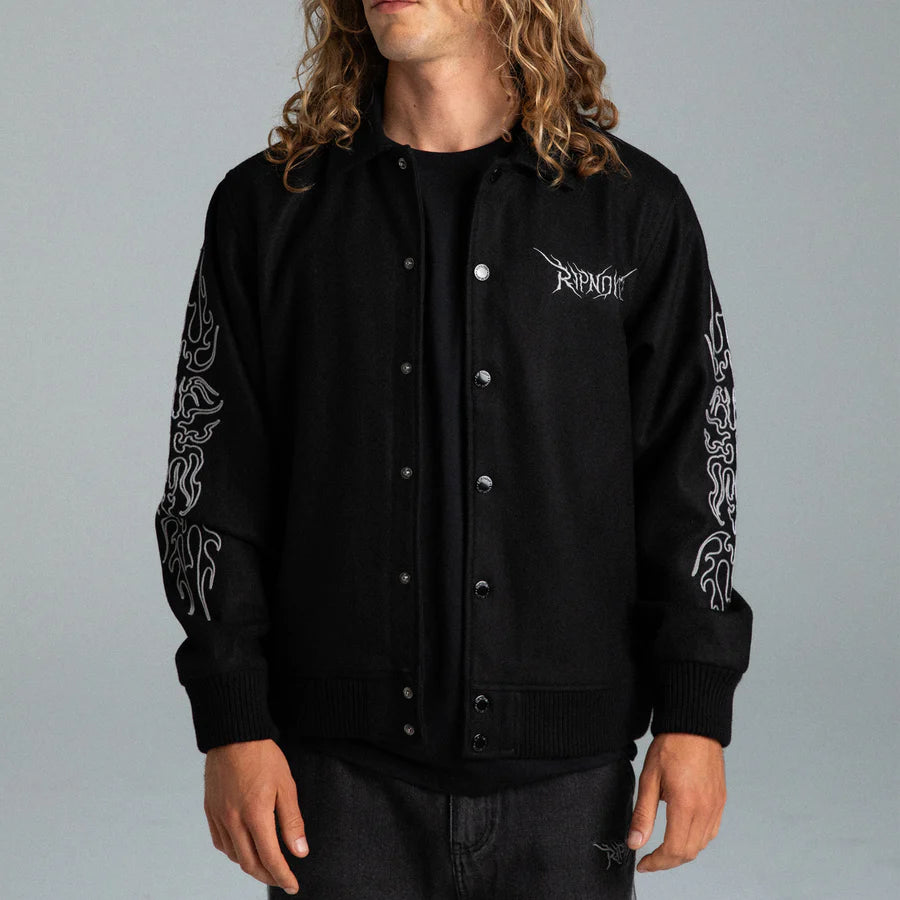 VOLT VARSITY JACKET (NEGRO)