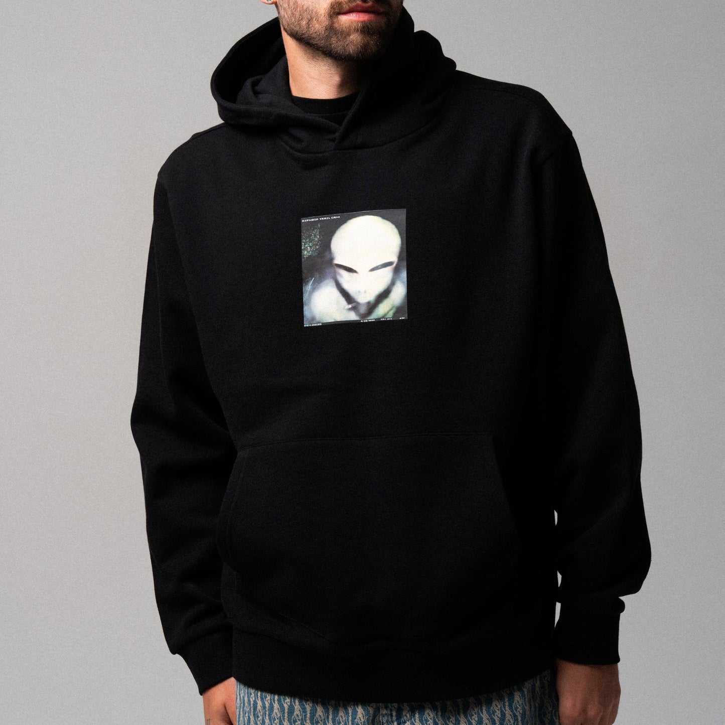 HOODIE SPACING OUT (NEGRO)