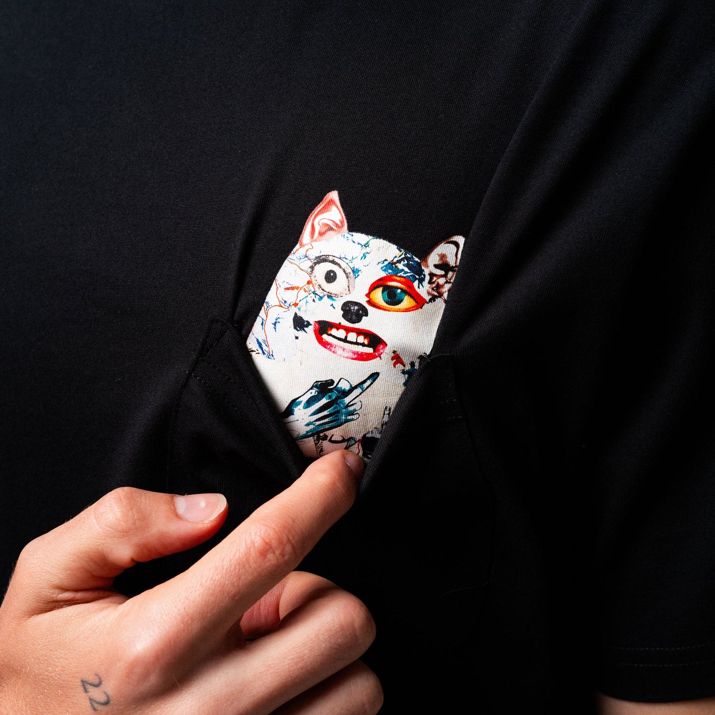 PLAYERA LORD NERMAL COLLAGE POCKET (NEGRO)