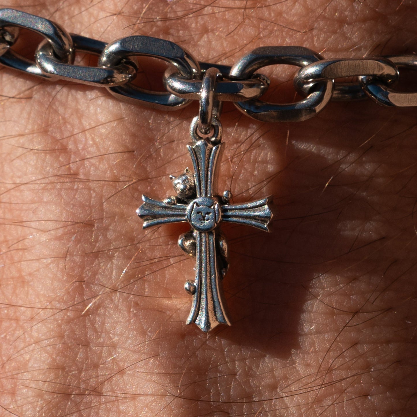 PULSERA DE CRUZ CON ENCANTO (PLATA)