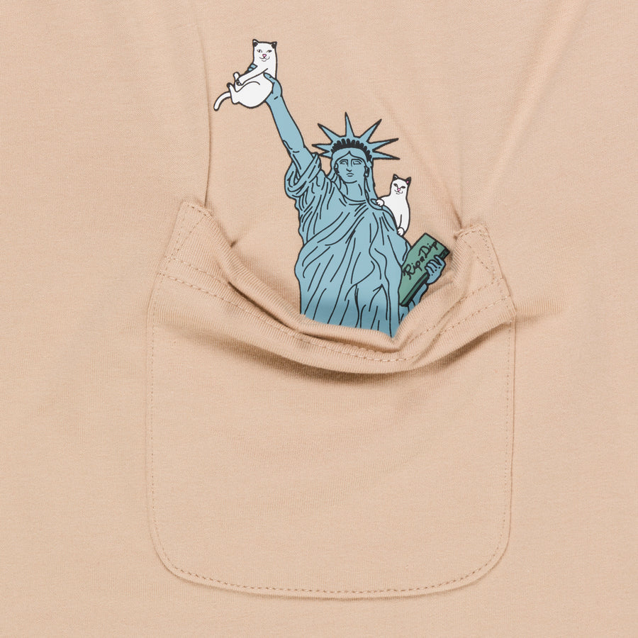 PLAYERA LIBERTY POCKET (ALMOND)