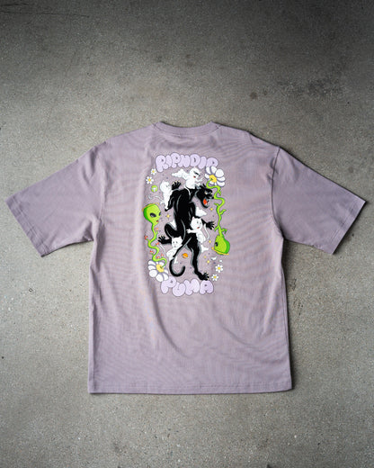 TEE RIPNDIP X PUMA BOXY GRAPHIC “PLUM JAM” (Morado)