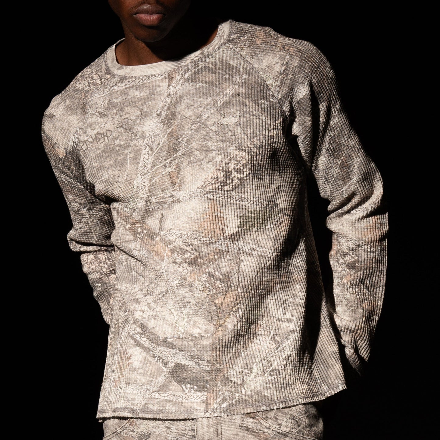 PLAYERA MANGA LARGA TÉRMICA DE CAMUFLAJE NERM TREE (CAMO)