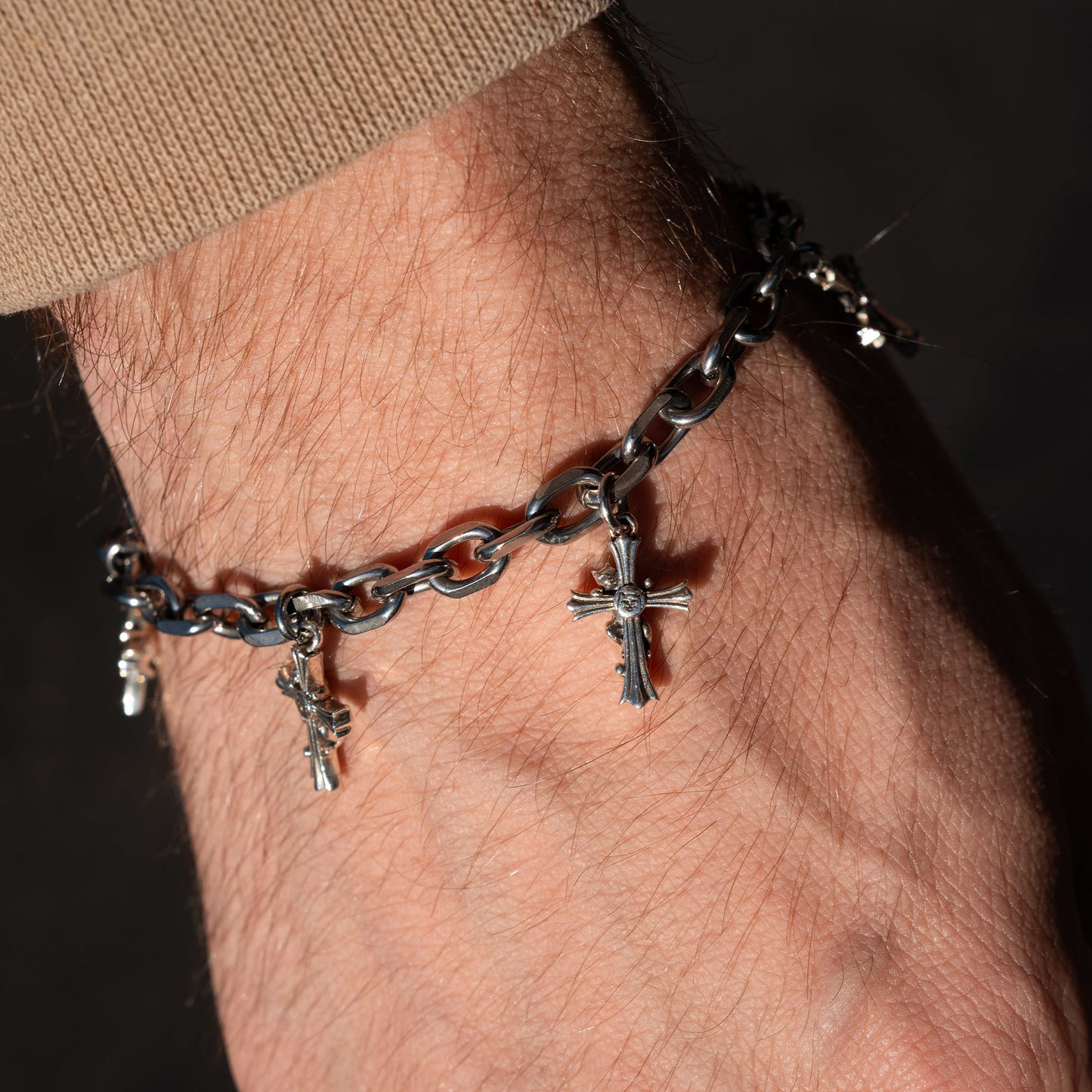 PULSERA DE CRUZ CON ENCANTO (PLATA)